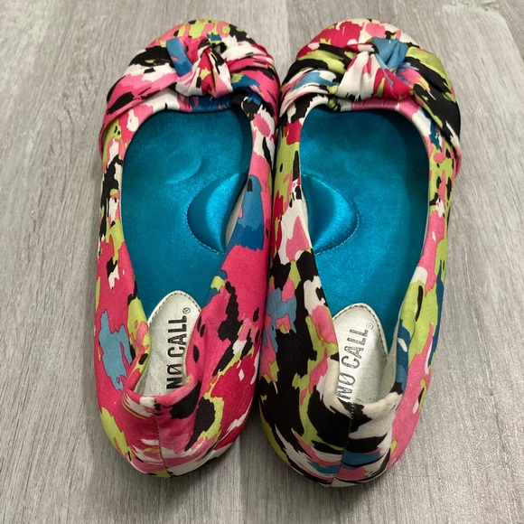 No Call Multicolored Flats 8.5W with Arch Support - Picture 9 of 11